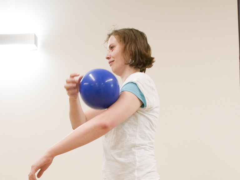 Übung mit Ball - Immanuel Therapiewelt Übung mit Ball - Immanuel Therapiewelt