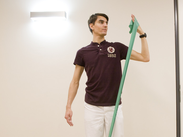 Übung mit Elastikband - Immanuel Therapiewelt Übung mit Elastikband - Immanuel Therapiewelt