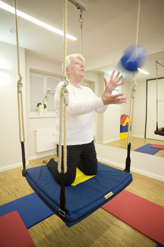Patientin fängt Ball - Immanuel Therapiewelt Patientin fängt Ball - Immanuel Therapiewelt