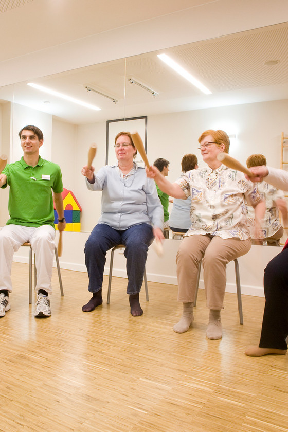 Gruppe macht Übungen unter Anleitung von Physiotherapeut - Immanuel Therapiewelt Gruppe macht Übungen unter Anleitung von Physiotherapeut - Immanuel Therapiewelt